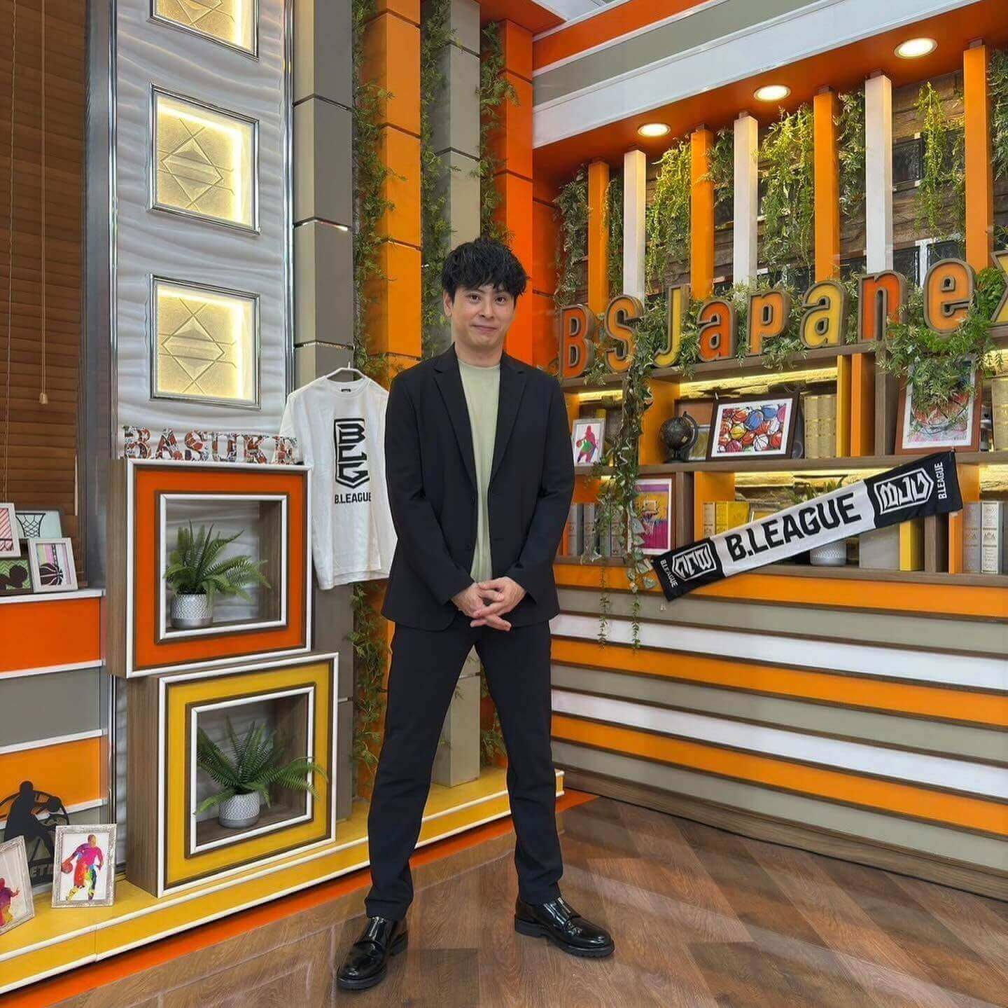 山下健二郎、バスケ魂のセットでカジュアルなスーツの着こなしを披露✨