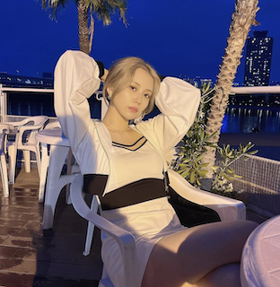 超人気女性YouTuber 超ミニワンピ着用の大胆ショット公開し話題に「美しすぎる」