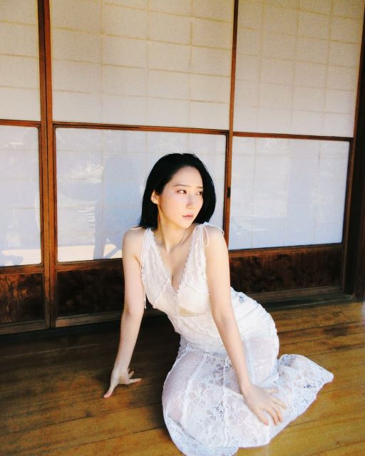 ファーストサマーウイカ、光と影が織りなす昼下がり。縁側に佇むその姿が美の余韻