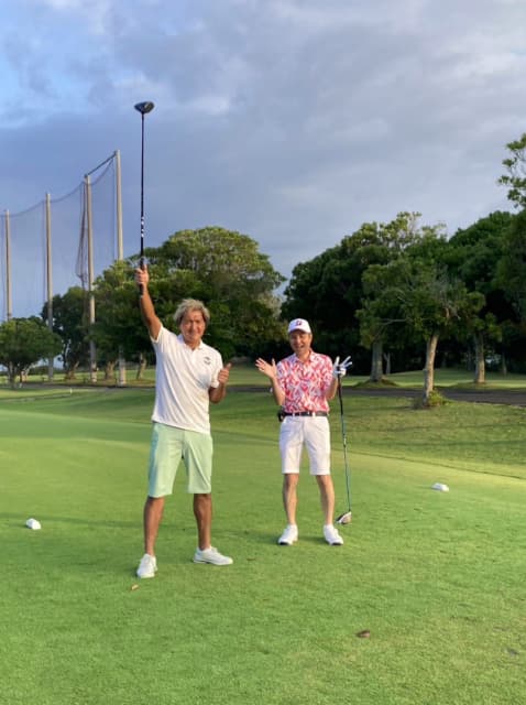 「初期のガンプラを意識。」スリムクラブ真栄田が相方とゴルフを楽しむ