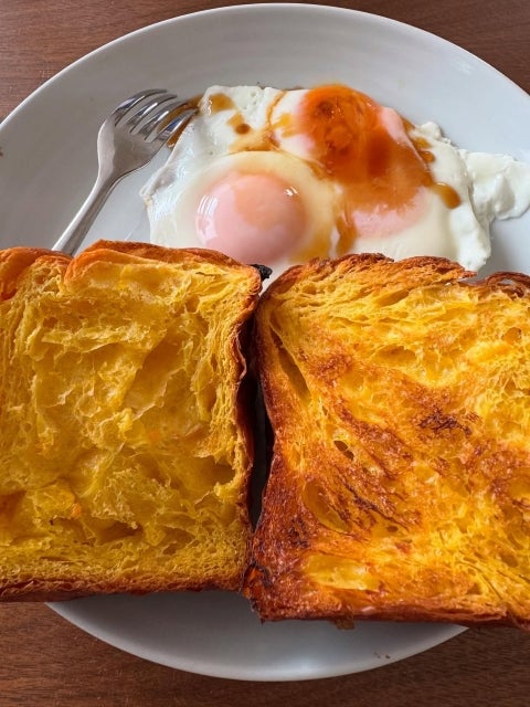 小沢仁志の朝食が凄すぎる。「焼き色」「艶」「濃厚さ」すべてに“漢”が宿る一皿