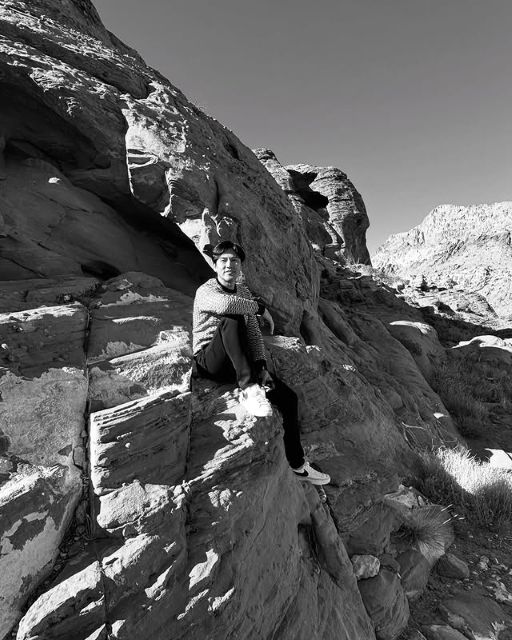 要潤、岩で暮らす男『岩男(ガンダン)』を発見!?お茶目インスタ投稿にファンもクスクス