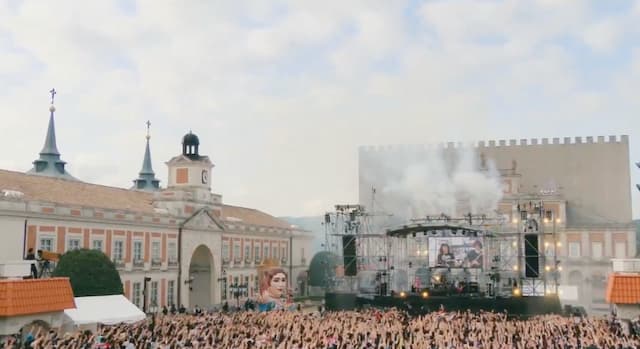 「【悲報】昼に花火あげたら見えづらい」こやまたくやがヤバTのライブをSNSに公開