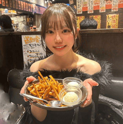 「一緒にいも活しよ！」女子大生タレント、”さつまいもは世界を救う・ショット”を披露！オコ顔含めファンときめく「いも取っちゃダメ〜な顔も可愛い」