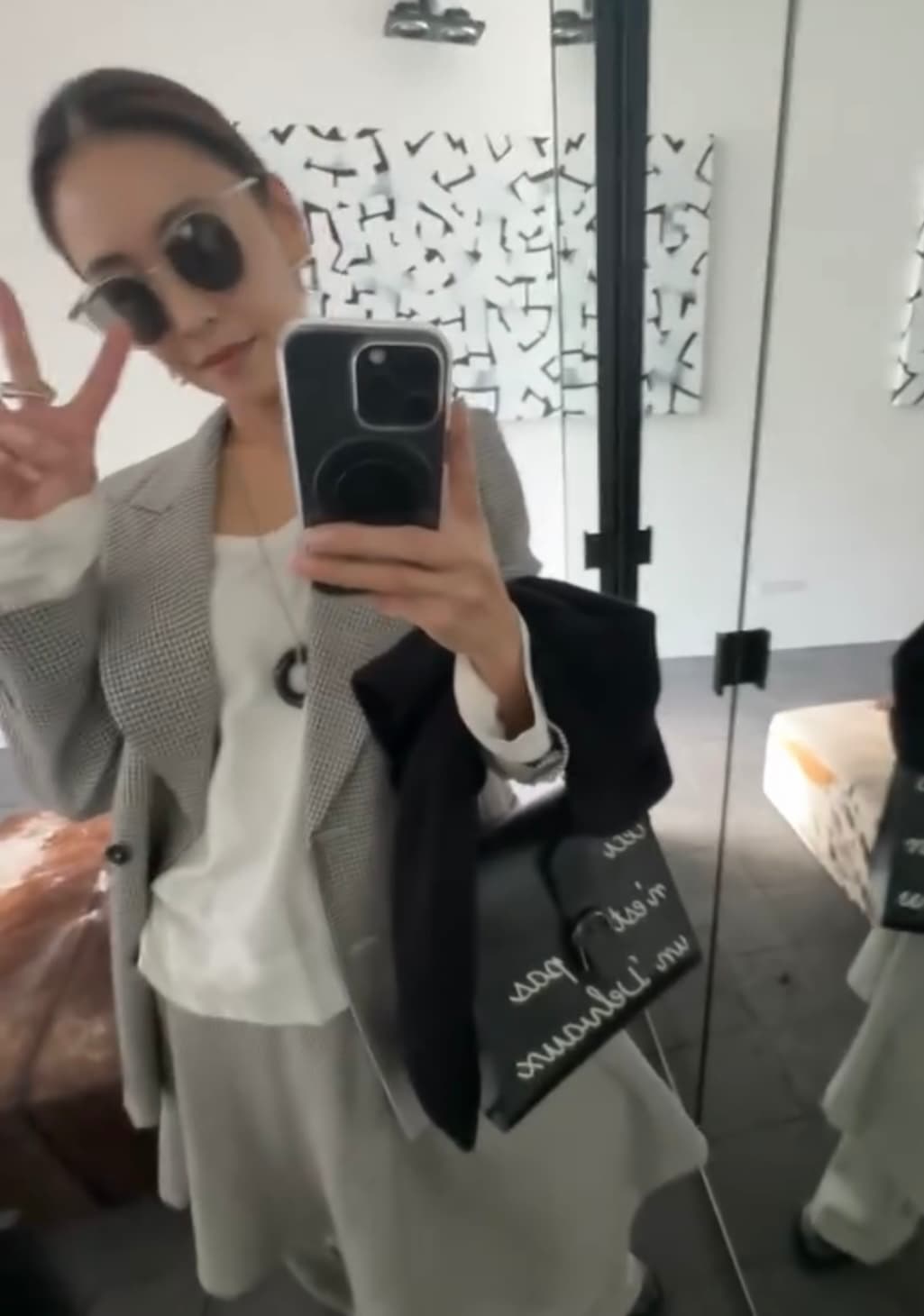 滝沢眞規子、お洒落セットアップコーデにファンうっとり♡「モノトーンなのに春の予感！」「憧れ〜♡」