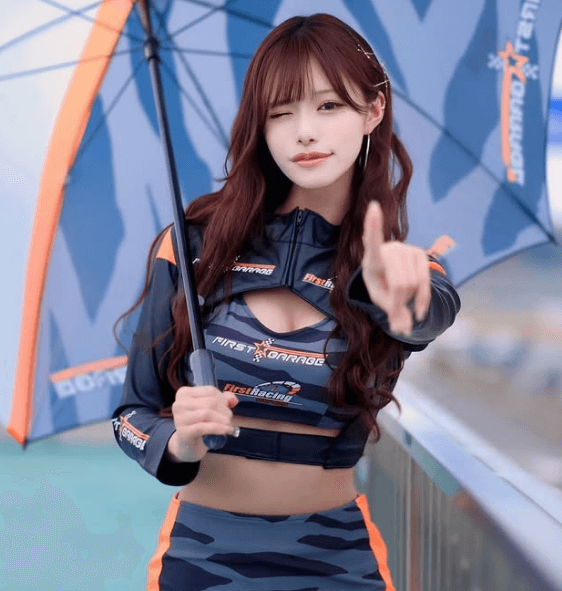 「やばい、ロックオンされた！」美女レースクイーン、魔力を込めた”サーキット・ウインクショット”にファン悶絶！「可愛すぎる〜」