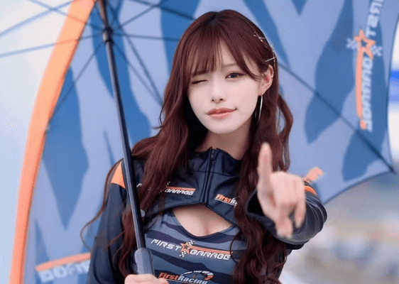 「やばい、ロックオンされた！」美女レースクイーン、魔力を込めた”サーキット・ウインクショット”にファン悶絶！「可愛すぎる〜」