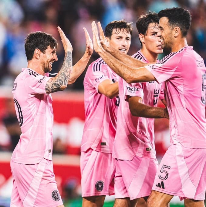 “再会のハイタッチに反響”　メッシが試合中の写真を複数投稿