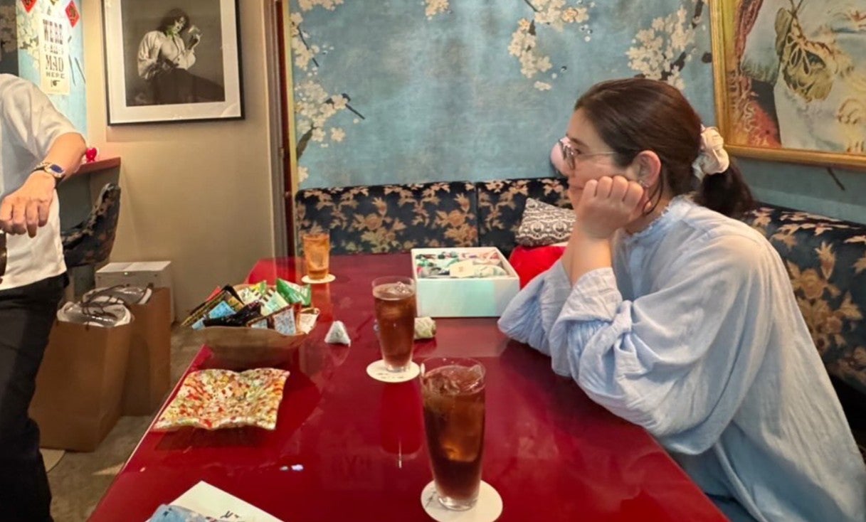 「夏休み満喫中！」石田ひかり、カフェで微笑む“クリームパンおてて”ショット公開