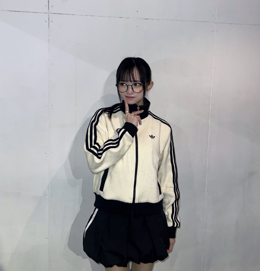藤咲凪の「メガネ×adidas」コーデにファン悶絶！