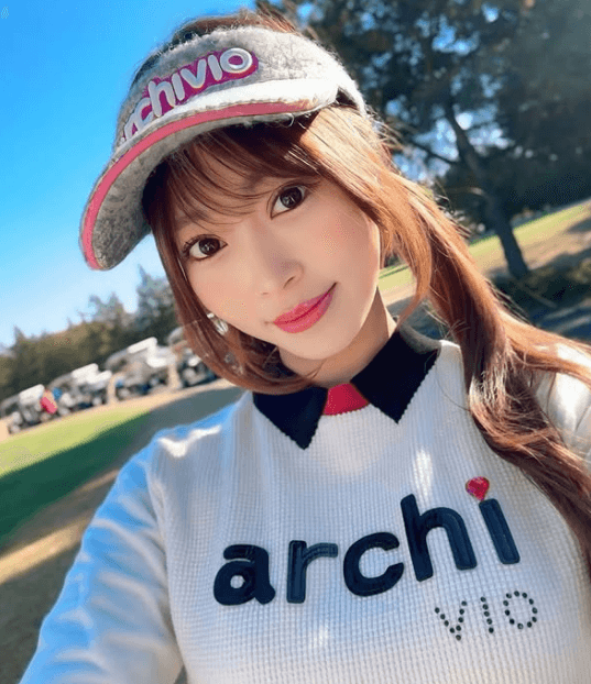 「めっちゃかわちい」人気グラドル、変則ポニテ＆ピンキーサンバイザーのゴルフコーデが可愛すぎと話題に