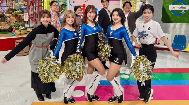 「輝きが凄いです」美魔女アナウンサー、スタジオ内でチアガールたちと集合ショット”公開に反響！「昔と変わりませんね」
