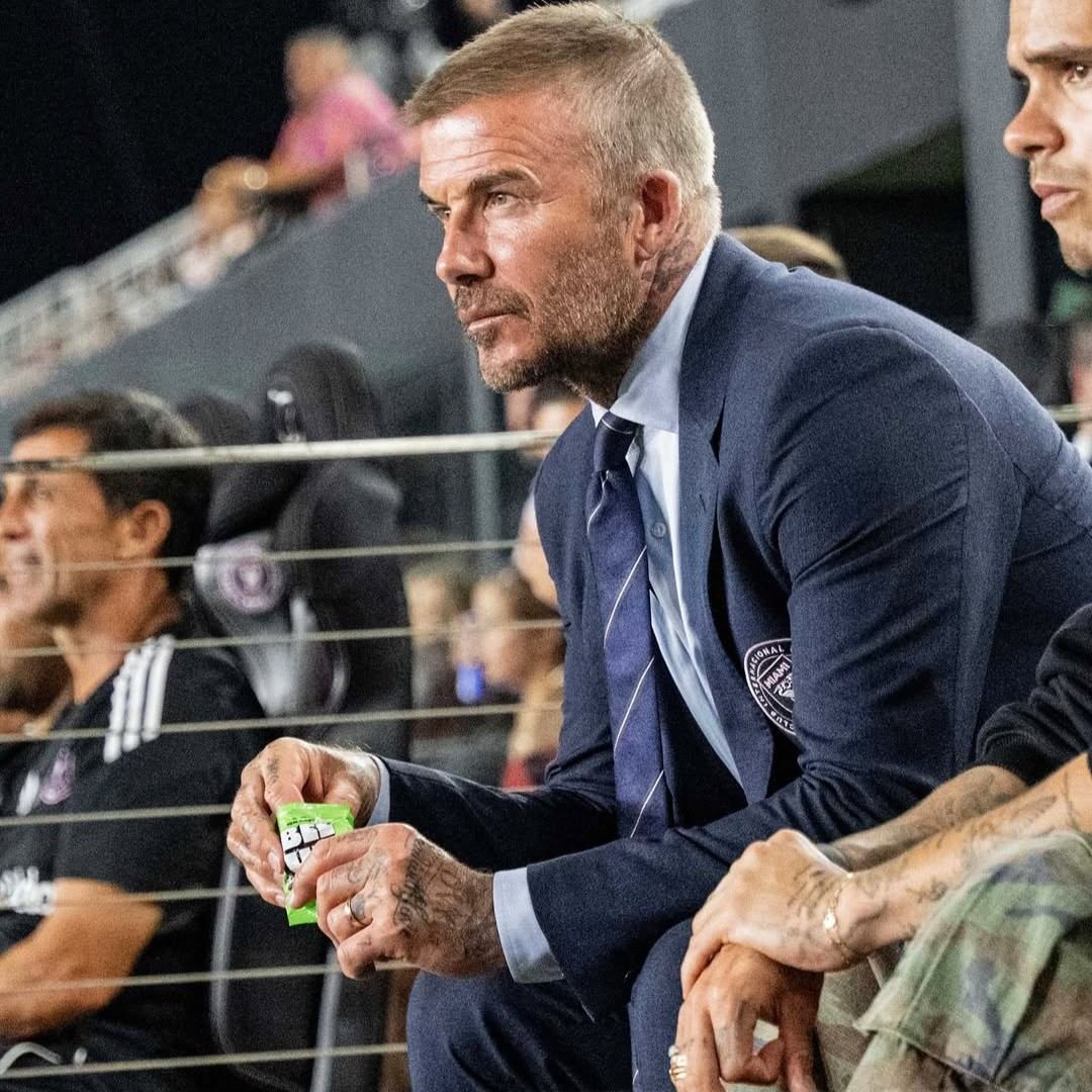 ベッカムがメッシ大活躍の試合中に〇〇をもぐもぐ？！ファンの関心を集める