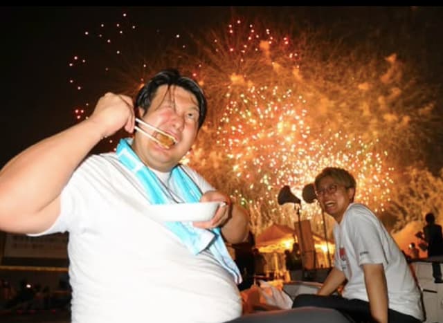 レインボー・ジャンボたかおが花火大会の裏で撮られた『花火より〇〇。』のショットに「いい写真！」と話題に！？