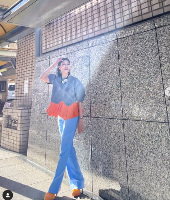 不思議な光の帯の中で抜群のスタイルを披露！アンミカの超美脚に称賛コメント殺到