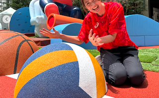 元バレー日本代表のあの人が衣装を披露