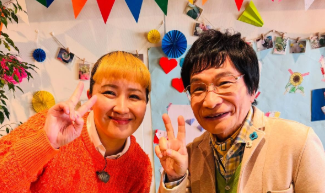 「尾木ママ、戸惑いの笑顔!?」ツーショットで見せたユニークメッセージに注目