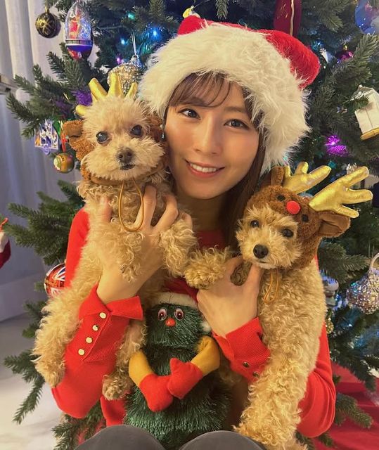 フジ・堤礼実アナが可愛すぎるサンタコス披露！トナカイ愛犬とのほっこり3Sが話題