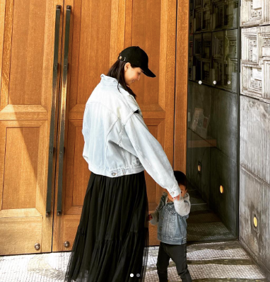 橋本マナミさんが息子とペアルック💕「綺麗なママ😍」