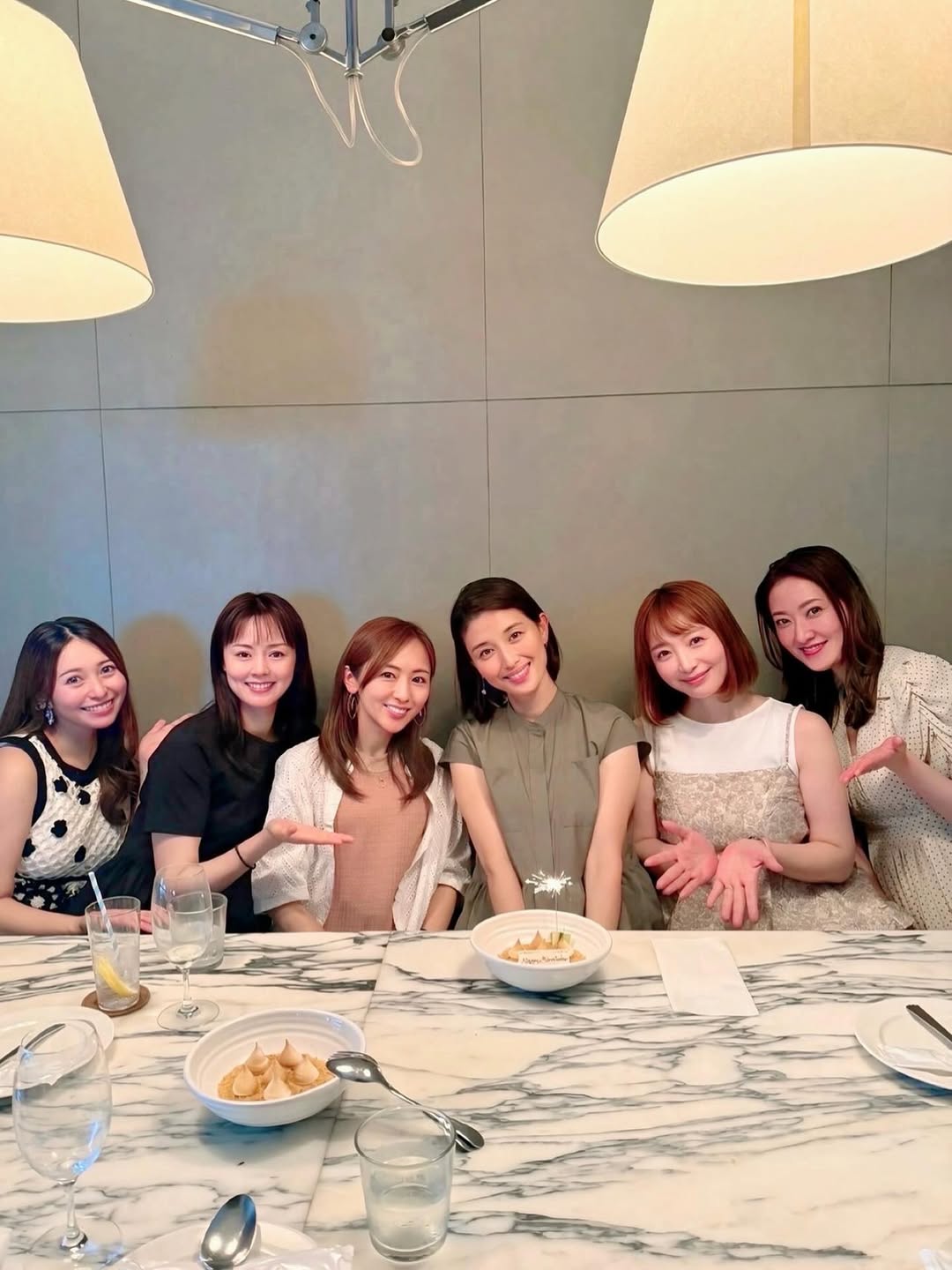 「女子会楽し！」タレント兼女優・橋本マナミ、仲良しの友人たちと誕生日祝いの集合ショット！