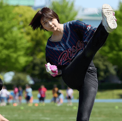 「美しい軌道」美女スポーツモデル、アメフト女子モードに！フィールドゴールキックのムービー披露にファン白熱！「脚が長い」