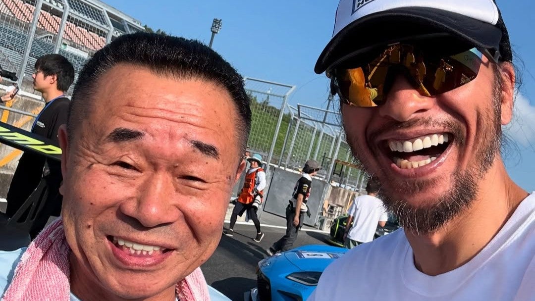 炎天下でも絶好調…長瀬智也が見せた笑顔のピット裏ショット | 話題の