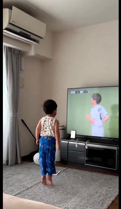 「昼寝から目覚めた坊」中谷進之介の息子がテレビの前で熱烈な応援