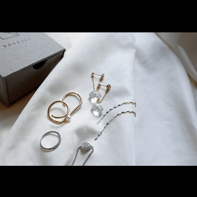 尾﨑真衣が”よくある質問”にて私物のアクセサリーを公開！