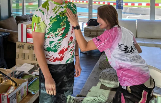 「お尻なんて叩かないので…」美女レーサー、闘魂注入による”乙女チョップ＆お尻攻撃”のレアムービーを披露！ファン歓喜