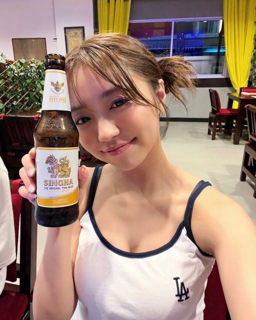 「元気になる笑顔」大原優乃、ビール片手にタンクトップでパシャリ！