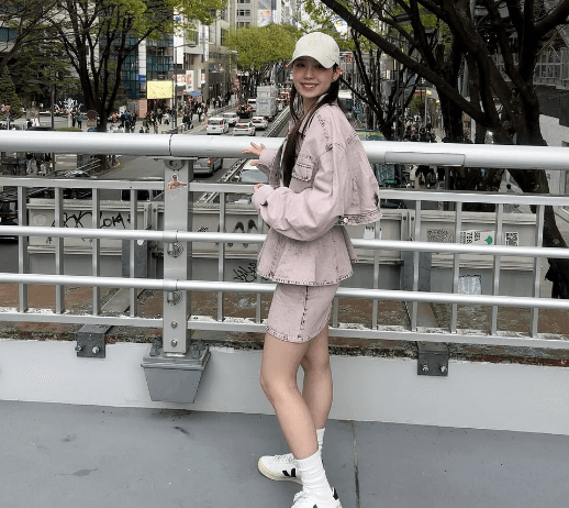 「素敵です、雰囲気変わるし」サッカー美女子、ユニ姿と違う”桜色・乙女デニムショット”を渋谷の歩道橋で魅せ反響続々！「可愛いが限界を超えてる」