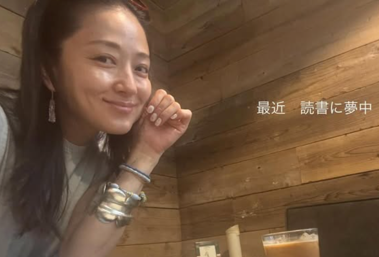 癒しの読書時間…中越典子がノーメイク＆カフェで語る夏のリラックス
