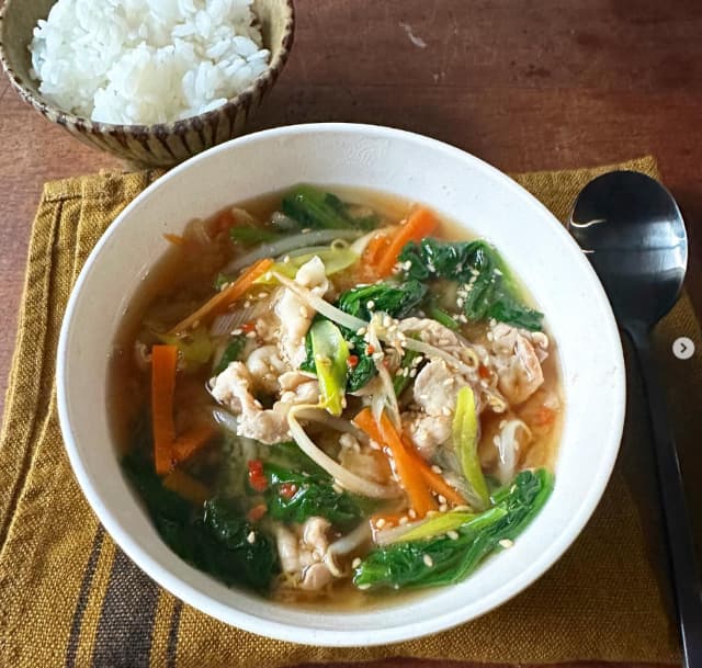 料理家 山本ゆり 「ほうれん草と豚バラの旨みそスープ」のレシピ公開！