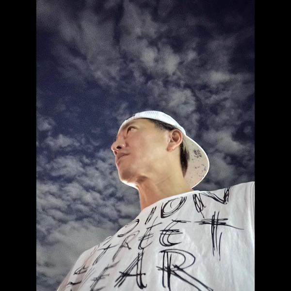 木村拓哉、夜空をバックにイケイケ自撮りを公開！ファンから大反響✨