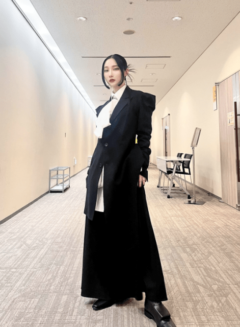 ファーストサマーウイカ「黒白モード系」衣装がカッコ良すぎる！