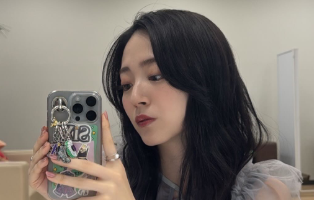 「可愛すぎて春が来た」鈴木愛理、春服×自撮りオフショットにファン悶絶