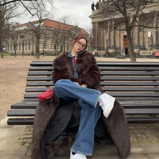 「幸せ感じるよね」あの大人気インフルエンサー、セレブ風ロングコートで冬を満喫する！