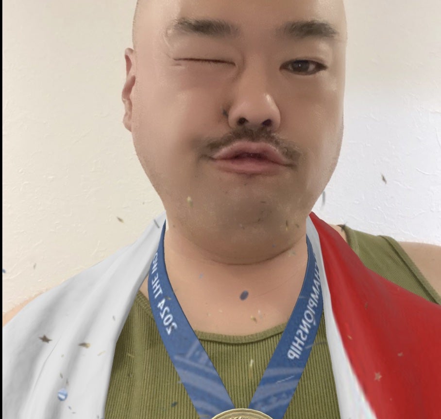 クロちゃんの金メダル姿に「◯◯の方が光っとる」