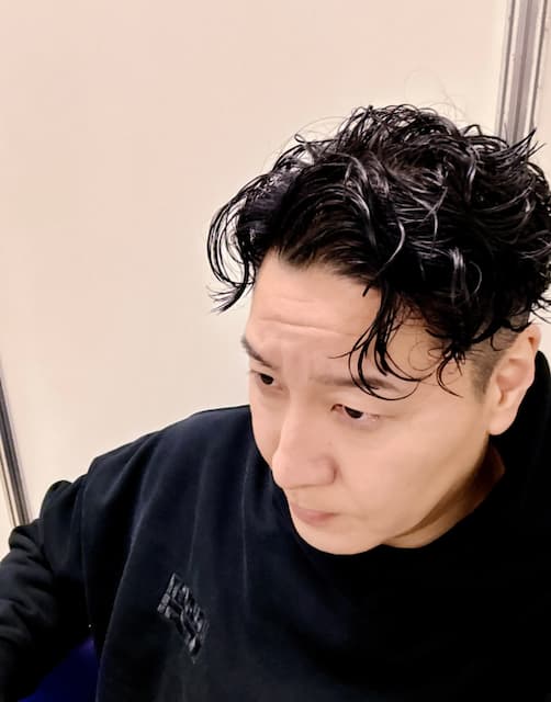 「かっこよすギィィィます」あの人気芸人の“イメチェン”ショットにファンからコメントの嵐！