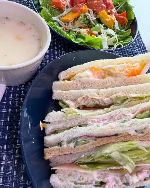 小沢仁志の“朝メシ”公開！シャキッと決まる野菜サンドでおはようさん