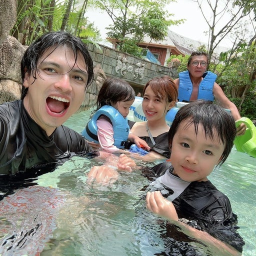 アレクがシンガポールでの家族ショットを公開🇸🇬✨プールに4時間も⁉️