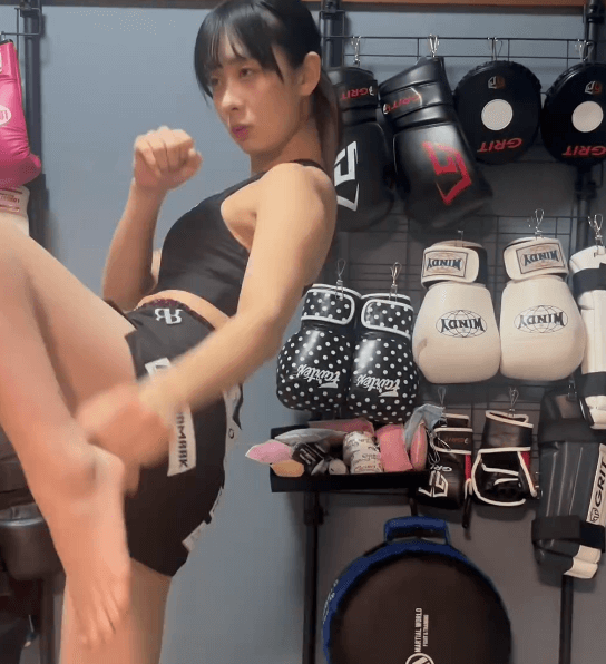 「とりゃ！」話題の美女キックボクサー、”室内ヒザ蹴り・ハイキック”ムービーを披露しファン歓喜！「声も可愛い」