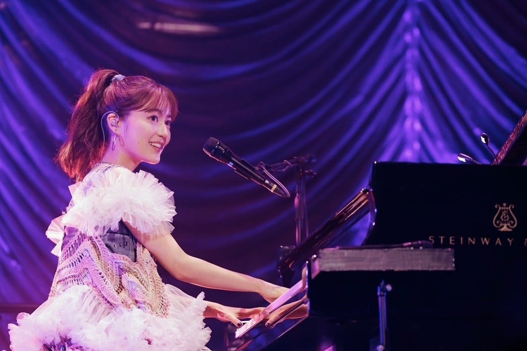 生田絵梨花のライブツアー『capriccioso』臨場感あふれるショットを公開