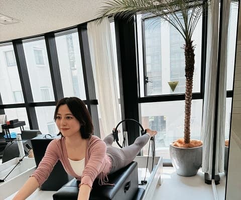 「すましてるけどかなりキツいよ。笑」杉本有美がマシンピラティス中のショットを公開！