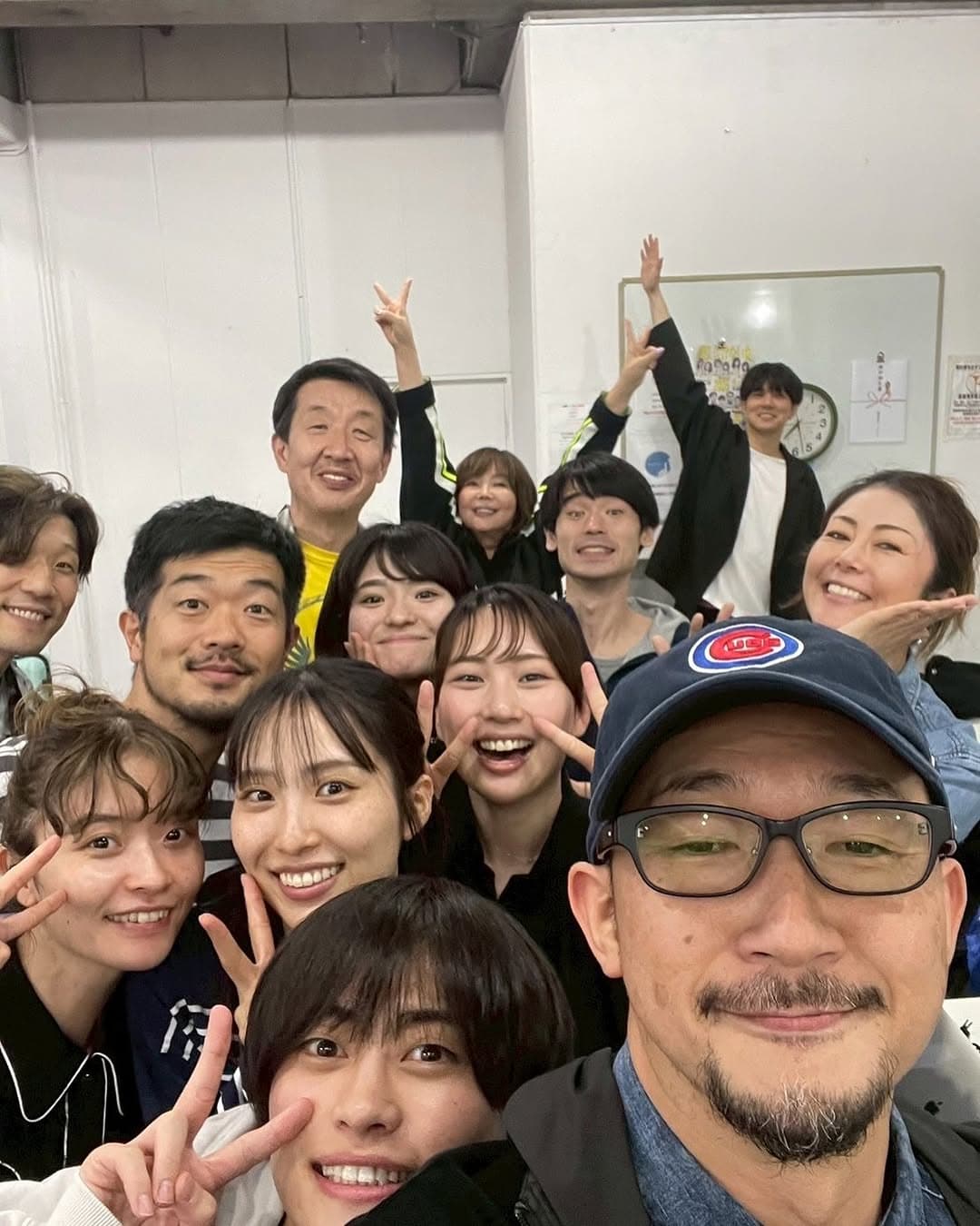 「この作品、客席で観たい！！」小川菜摘、出演する舞台の共演者たちとのショットを公開！