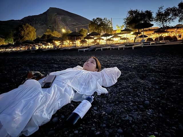 「ワインと一緒に寝そべる人」川島海荷、シュールすぎるショット公開にファンもクスっ