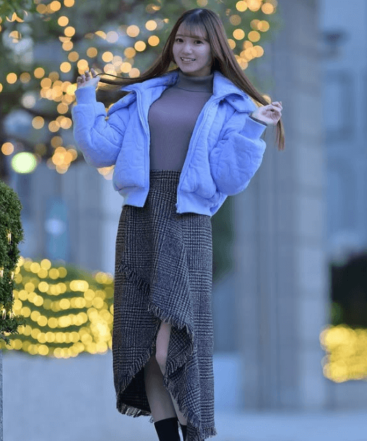 「最高に可愛い」激カワと話題のチアガール講師、幻想的イルミバックの”美髪タッチ・ショット”にファン釘付け「清楚な姫」