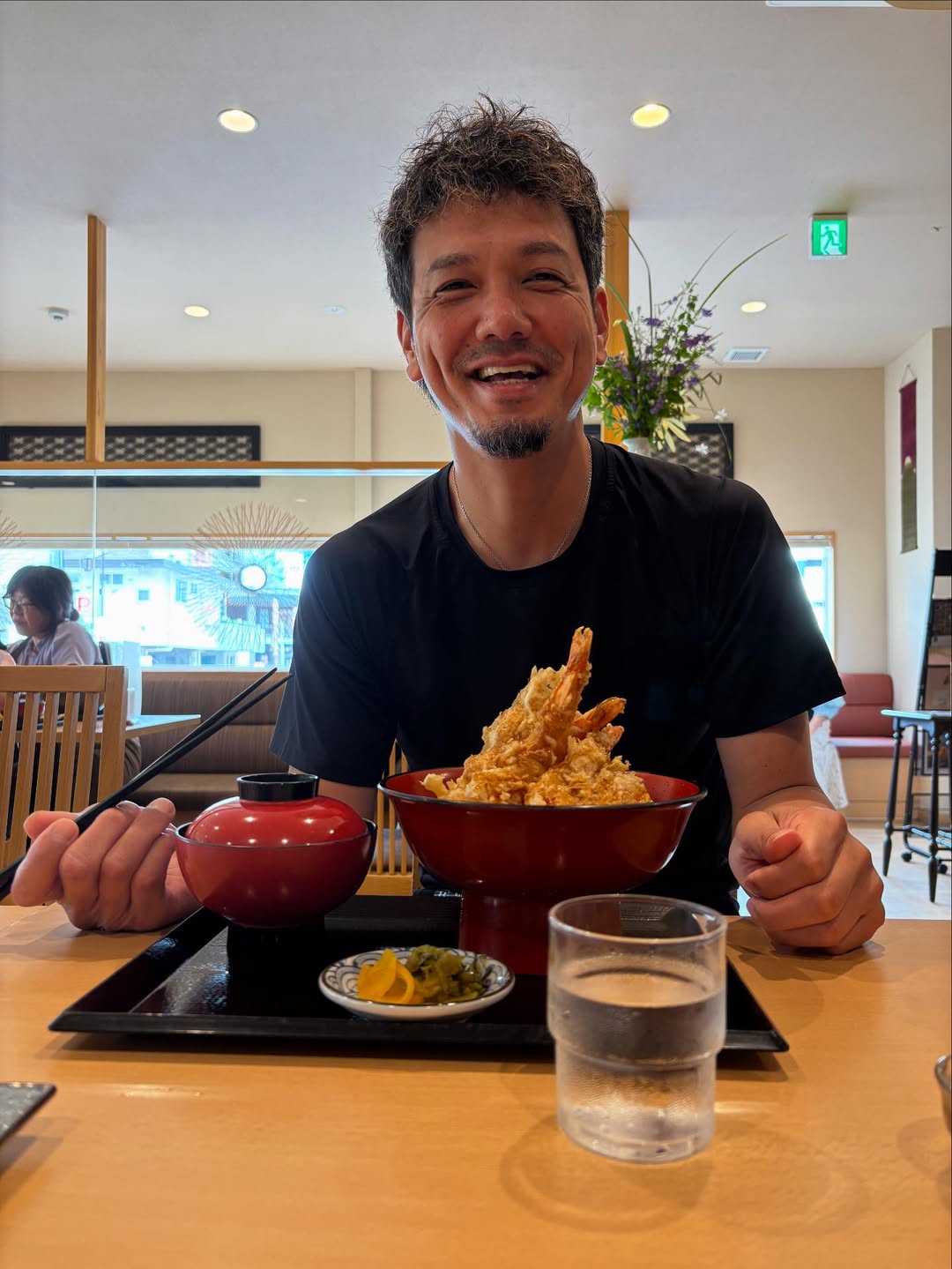 元福岡ソフトバンクホークス所属プロ野球選手・新垣渚、迫力ある天丼を前に爽やかな笑顔の自撮りを公開！