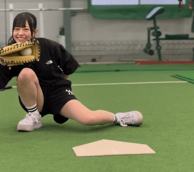「キャッチングスマイルが可愛い！」野球美女子、ボールを落とすもファン可愛いとムービーにメロメロ！「やっぱり、可愛ゆい」