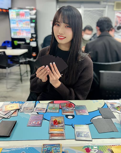 元・虹のコンキスタドール清水理子、最近”ポケカ充”であることをオフショットともに告白！